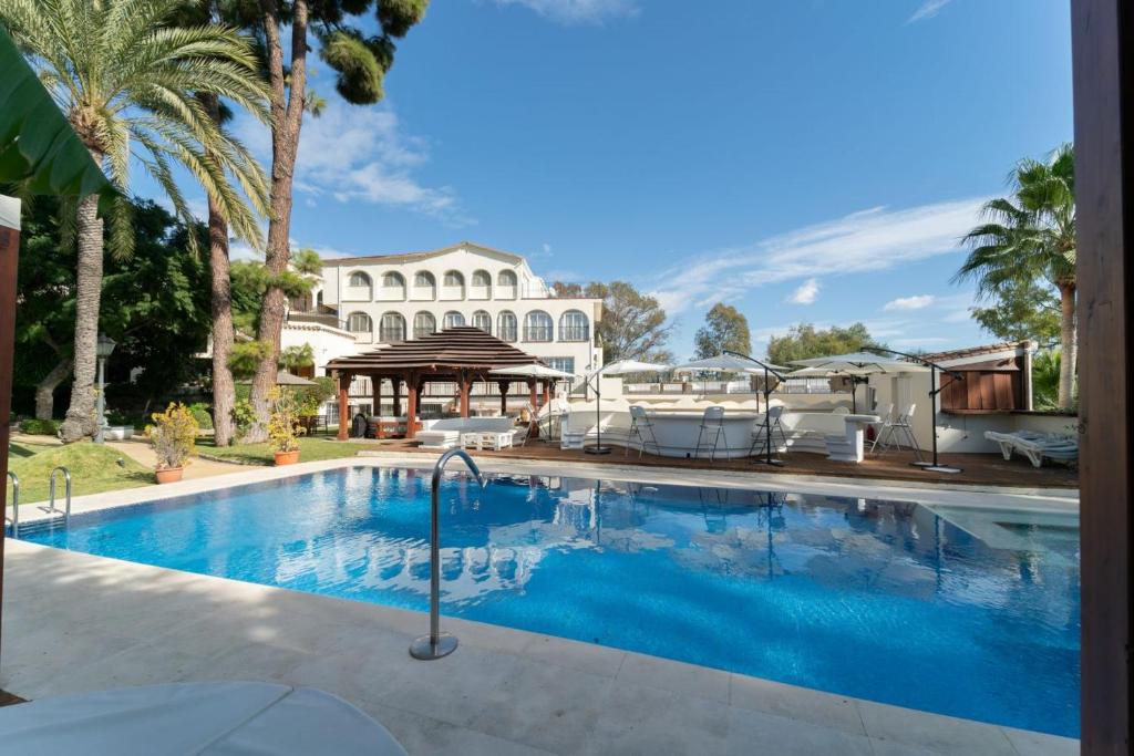 马贝拉CASADELMAR Marbella的房屋前的游泳池