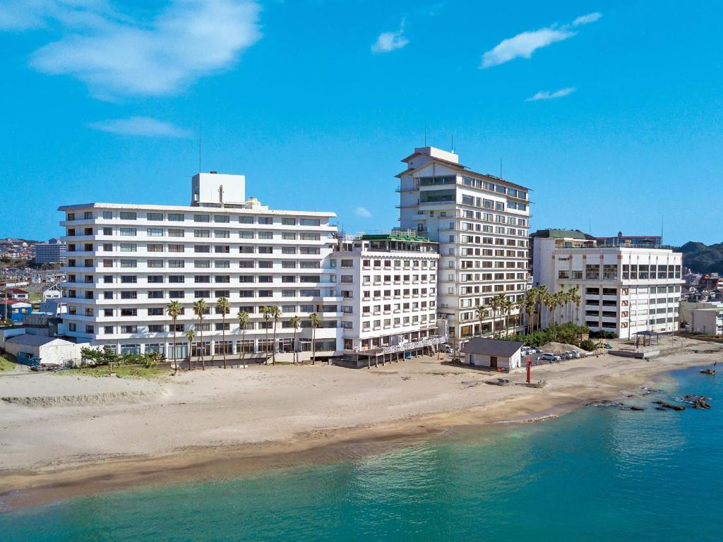 胜浦市Mikazuki Sea-Park Hotel Katsuura的一群在海边的建筑物