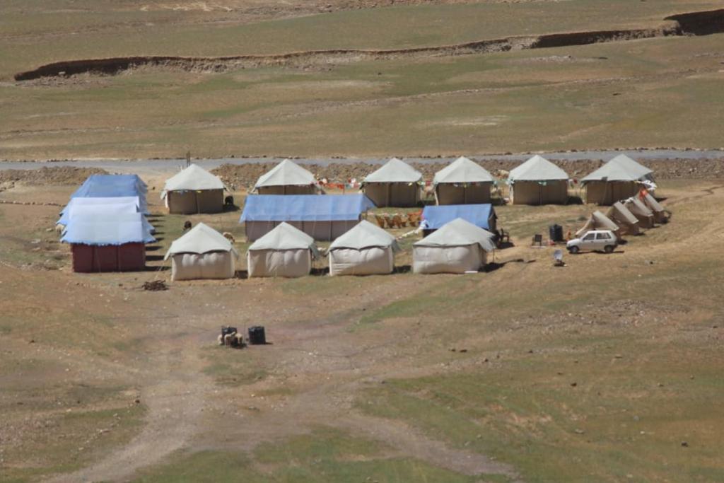 Sir Bhum Chun加哈小山徒步旅行露营旅馆的田间中方的一组帐篷
