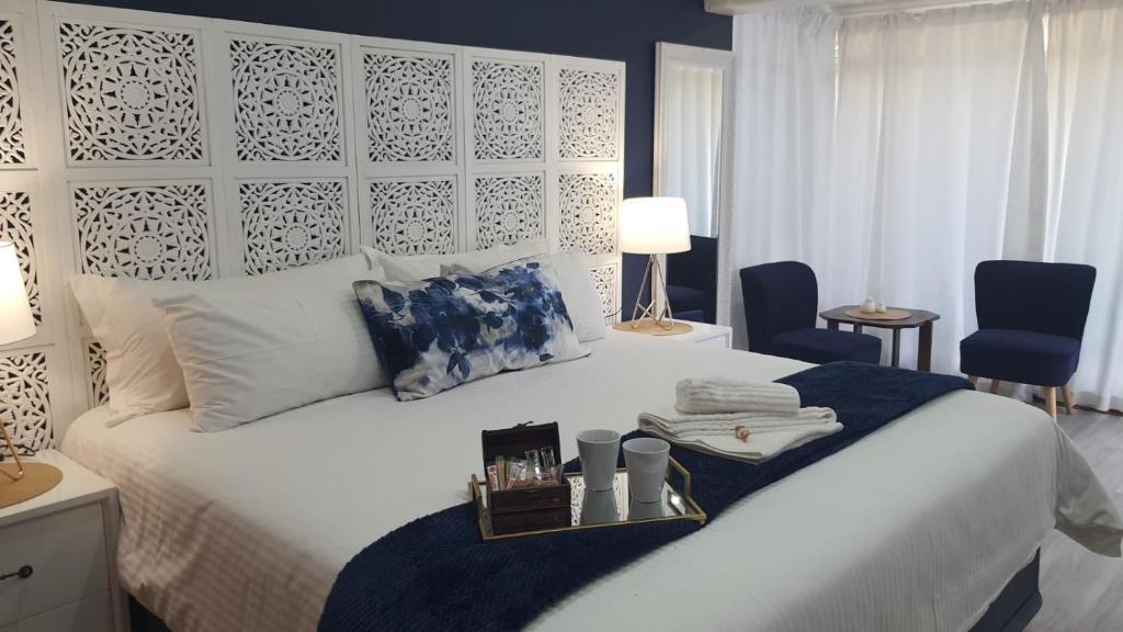 克莱克斯多普Gemstone Guest House的一间卧室配有一张大白色床和蓝色毯子