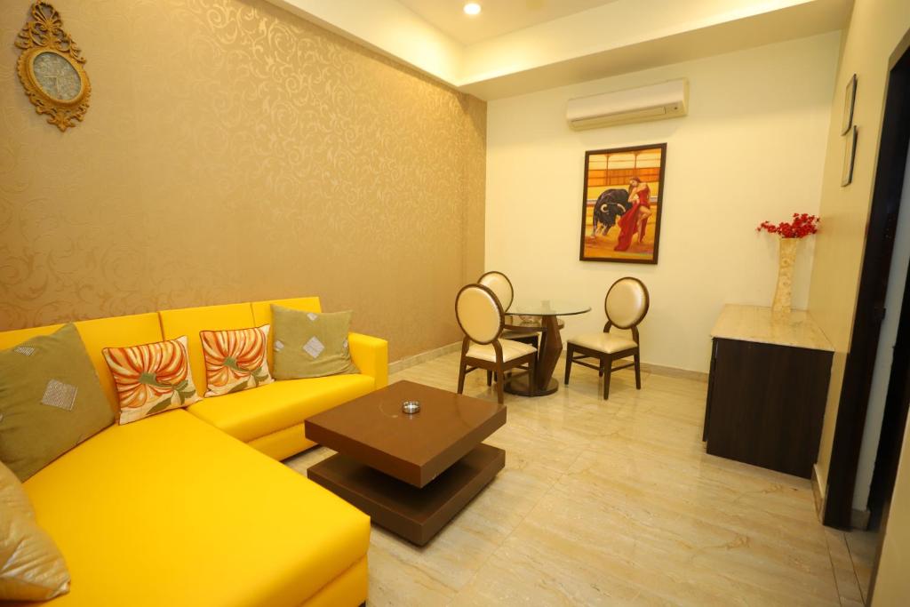 巴雷利JM Vistaraa的客厅配有黄色的沙发和桌子