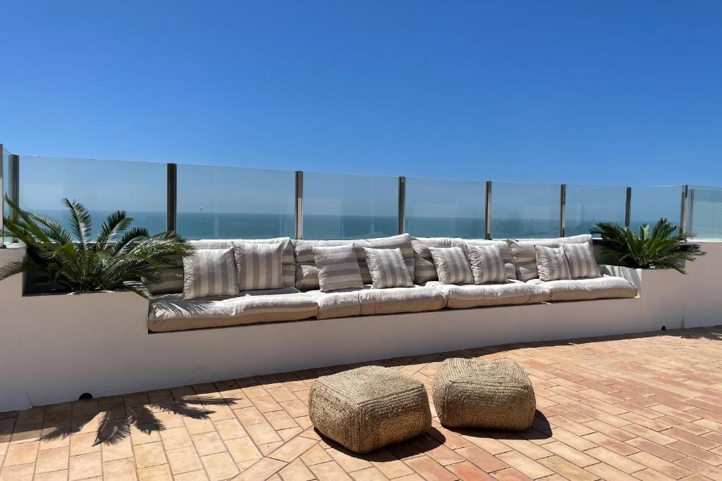 加的斯INFINITY Sunny Home by Cadiz4Rentals的长沙发,坐在墙上,享有美景