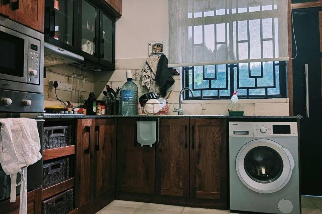 达累斯萨拉姆Makazi Yetu的厨房配有洗衣机和窗户。