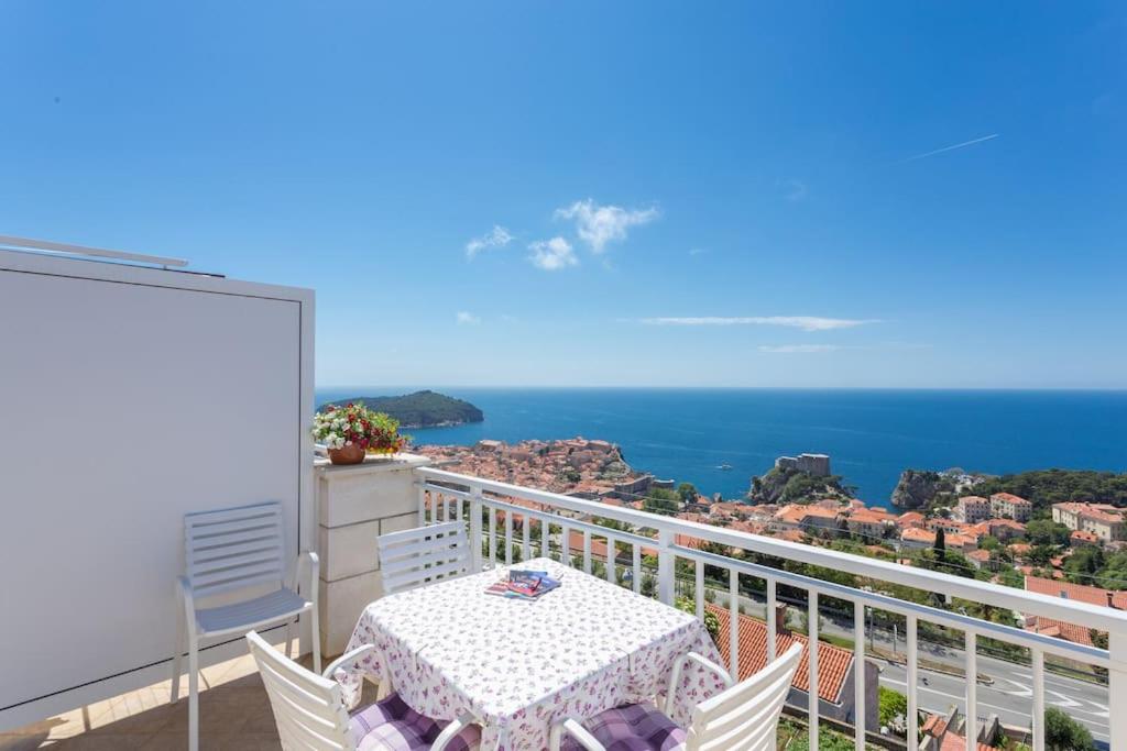 杜布罗夫尼克Romantic Ap,with amazing view的一个带桌椅的海景阳台