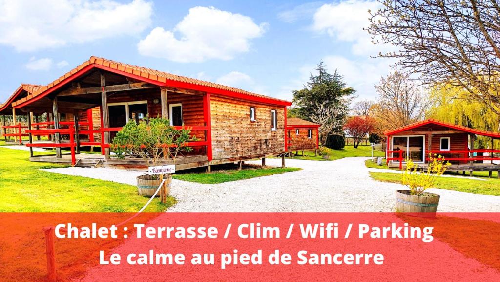 ThauvenayLES CHALETS DE SANCERRE的一间设有红色屋顶的小木屋