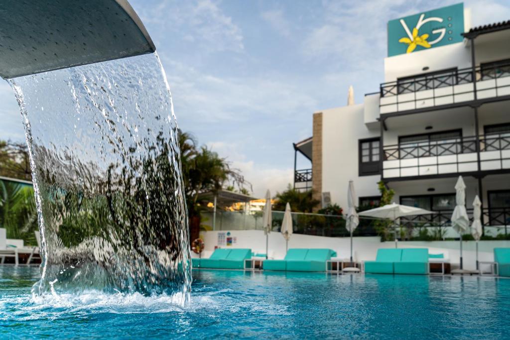 美洲海滩Vanilla Garden Boutique Hotel - Adults Only的酒店前泳池的喷泉