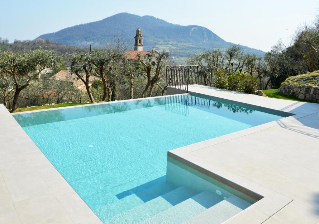 阿尔库阿佩特拉尔卡Borgo Petrarca的一座山庄内的游泳池