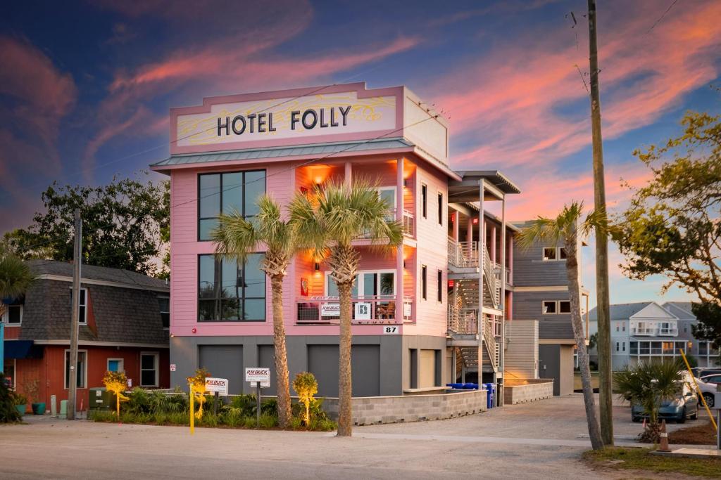 富丽海滩Hotel Folly with Marsh and Sunset Views的一座楼前有棕榈树的酒店