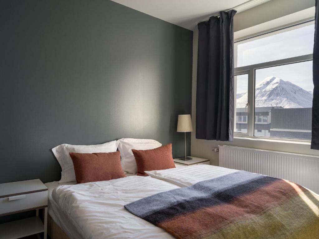 锡格吕菲厄泽Salt Guesthouse的山景卧室 - 带1张床