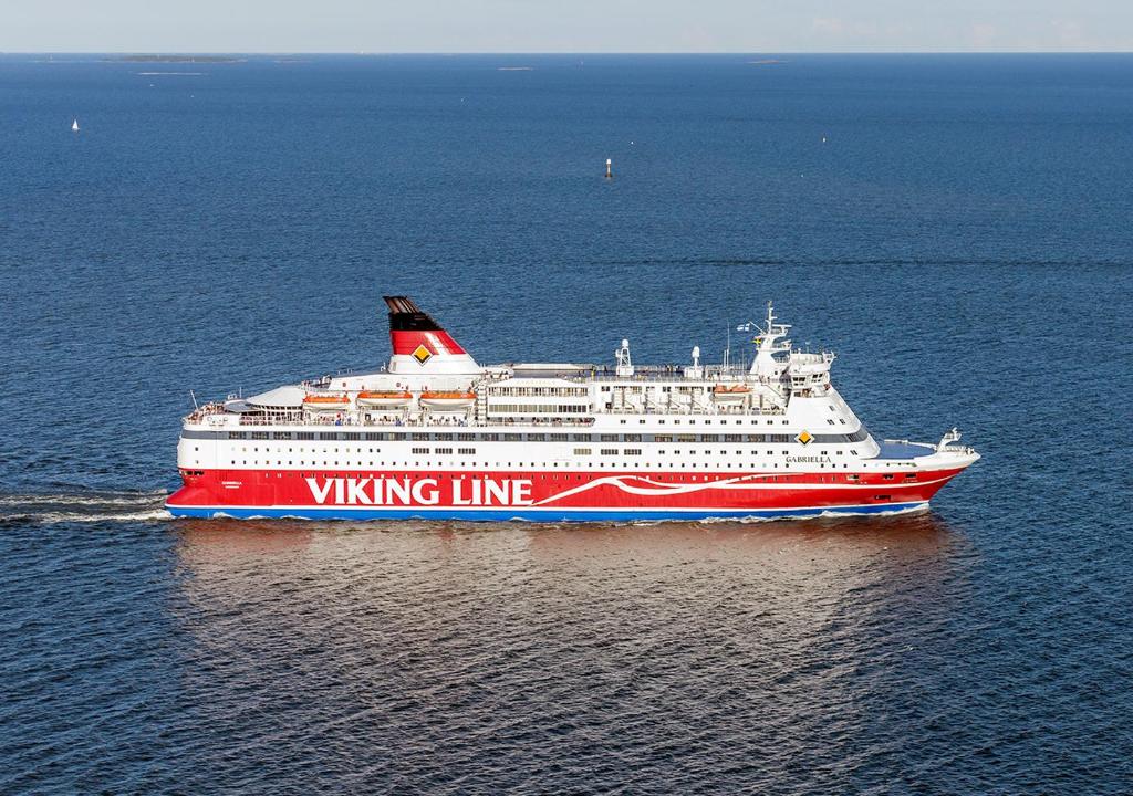 斯德哥尔摩Viking Line ferry Gabriella - One-way journey from Stockholm to Helsinki的一艘大型的红色和白色的海洋巡航船