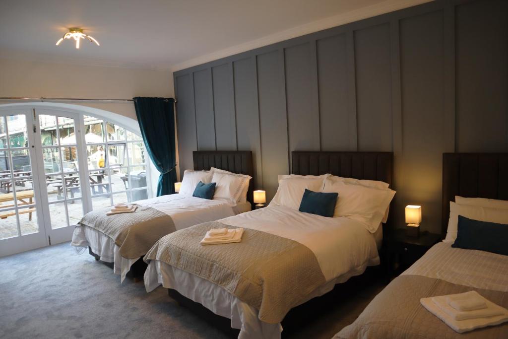 巴利纳The Lodge Ballina的酒店客房设有两张床和一个阳台。