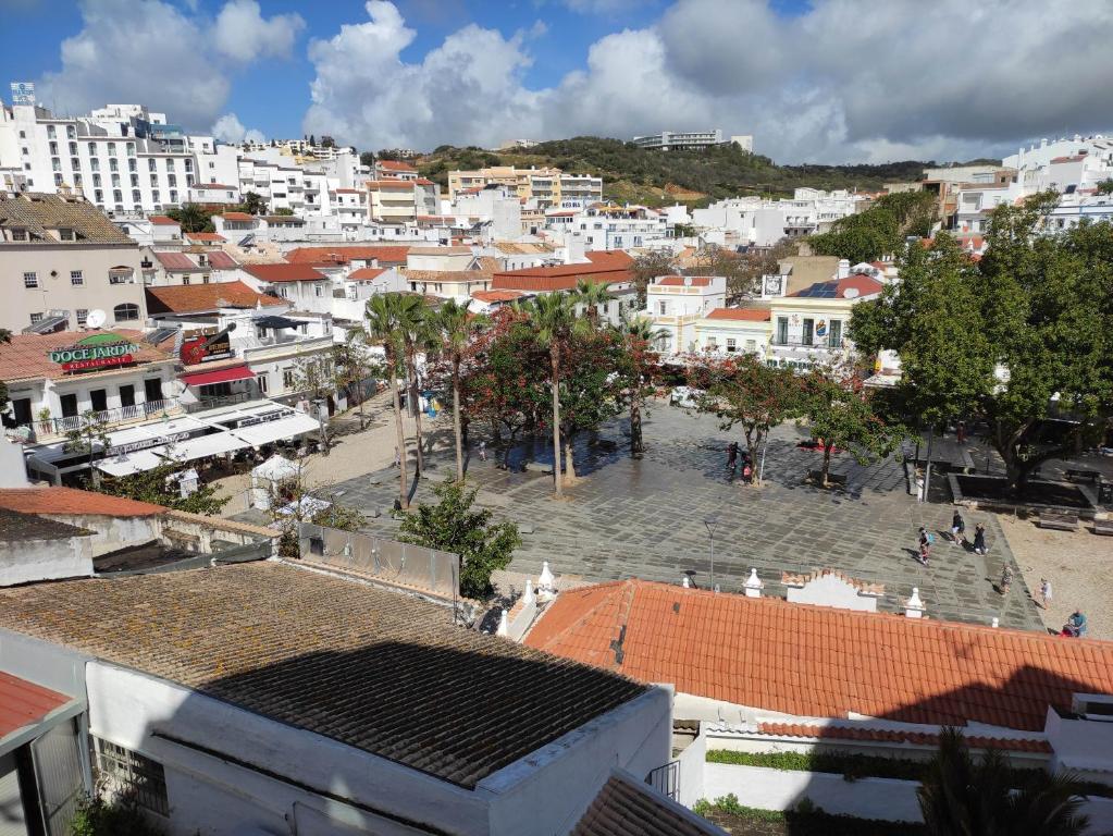 阿尔布费拉PEDRO SAMORA的享有白色建筑城镇的景色