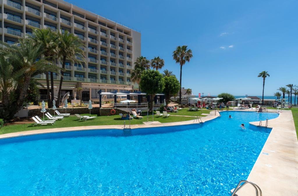 多列毛利诺斯梅德普拉亚剑鱼酒店的酒店前方的大型游泳池