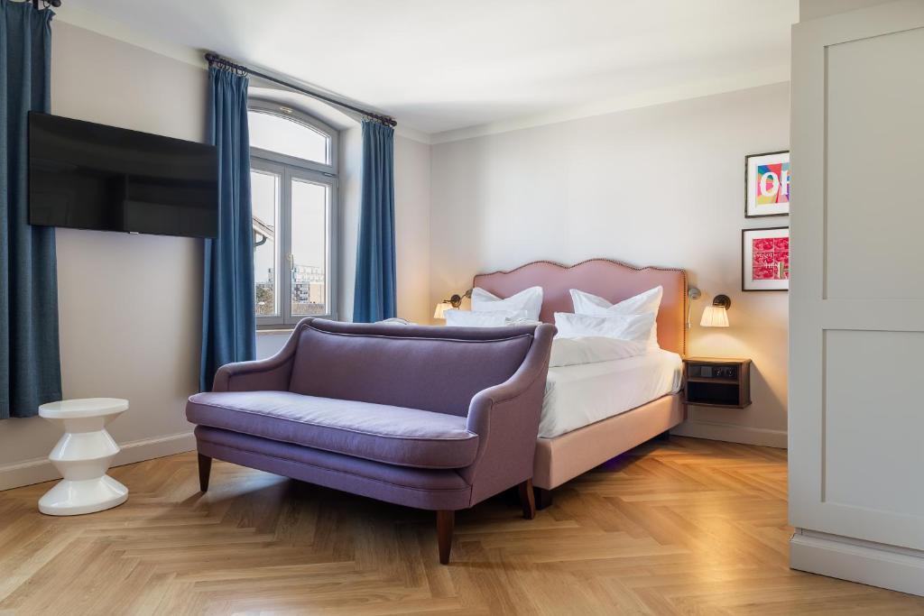 韦斯特兰Mimosa Suites的一间卧室配有一张床和一把椅子