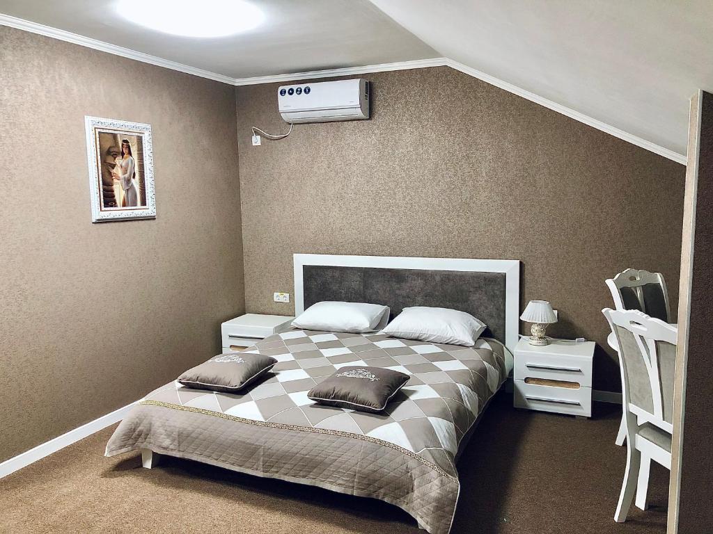 克洛佩夫尼茨基Hotel Korona的一间卧室配有一张带两个枕头的床