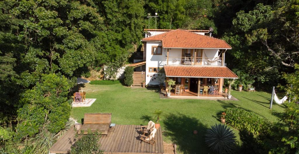 圣若泽-杜巴雷鲁Pousada Encanto da Bocaina - Serra da Bocaina的享有带庭院的房屋的空中景致