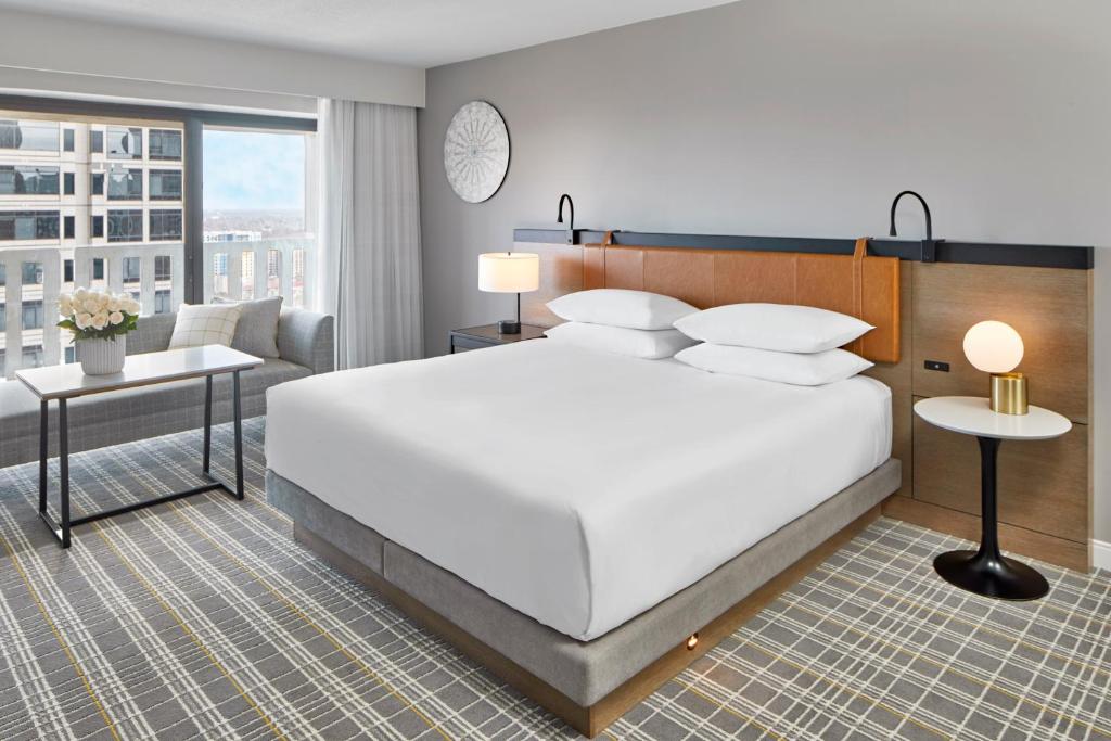 亚特兰大亚特兰大凯悦酒店的卧室配有一张白色的大床和一张沙发。
