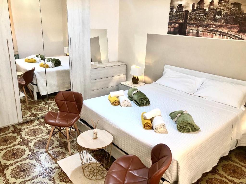 卡斯特尔萨多City B&B的酒店客房带一张床、椅子和一间卧室