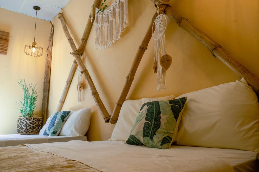 佩达西镇Casa Wabi Sabi的一间卧室,配有一张带吊灯的床