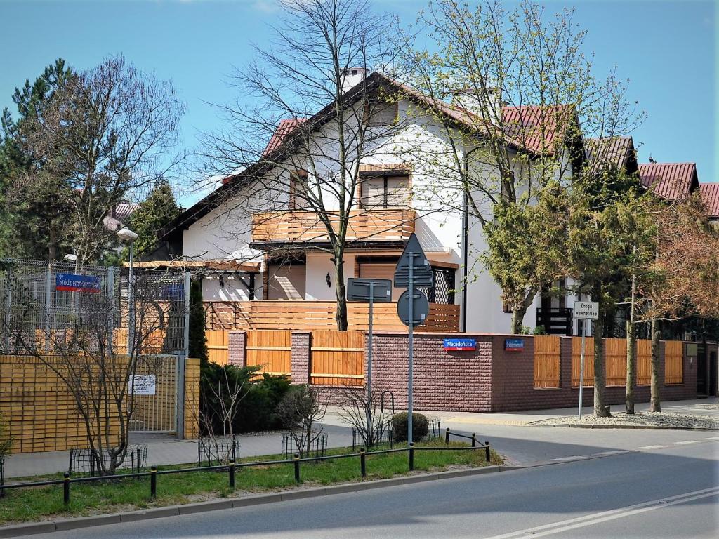 华沙Dom Stegny的街道边有栅栏的房子