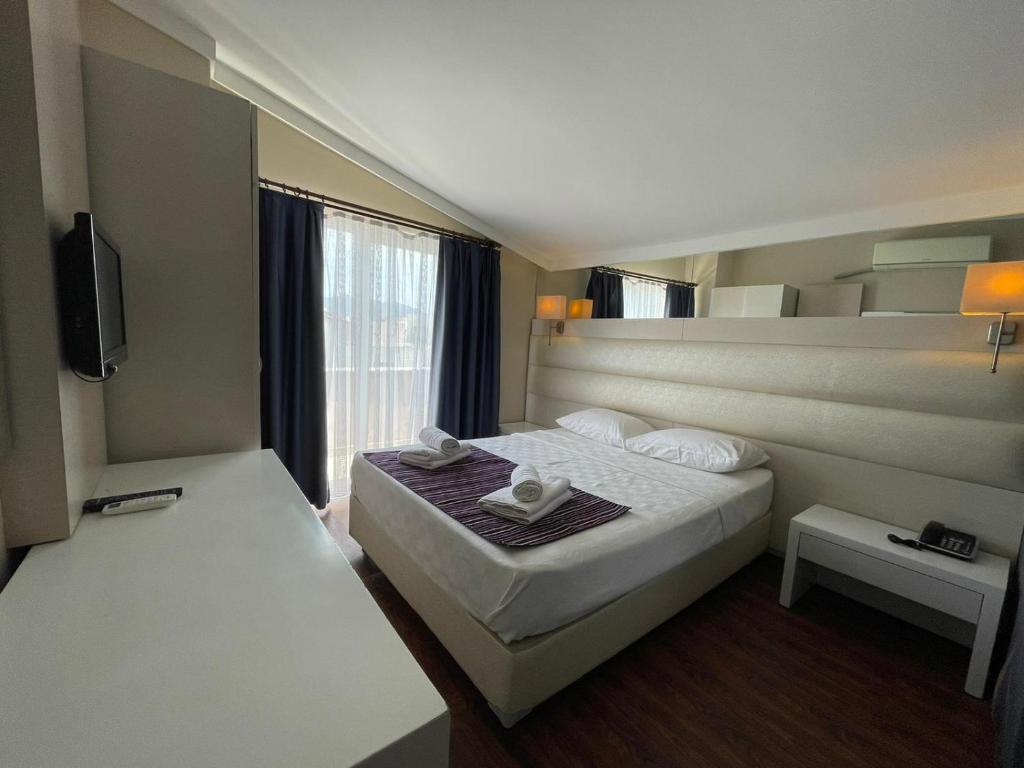马尔马里斯Gold Butik Otel的酒店客房设有床和窗户。