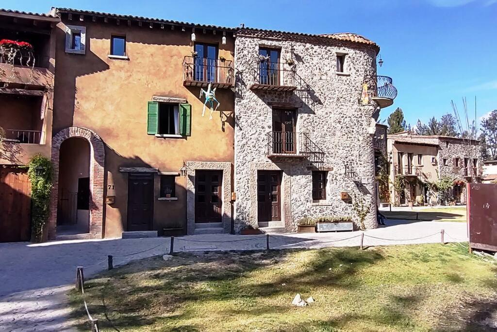 SanteaguedaLa solitudine di Anquiato的一座大型石头建筑,前面有一个院子
