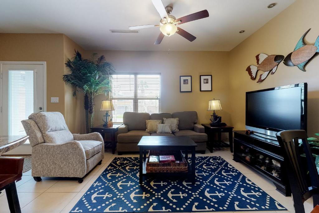 南帕诸岛Kingfisher的带沙发和平面电视的客厅