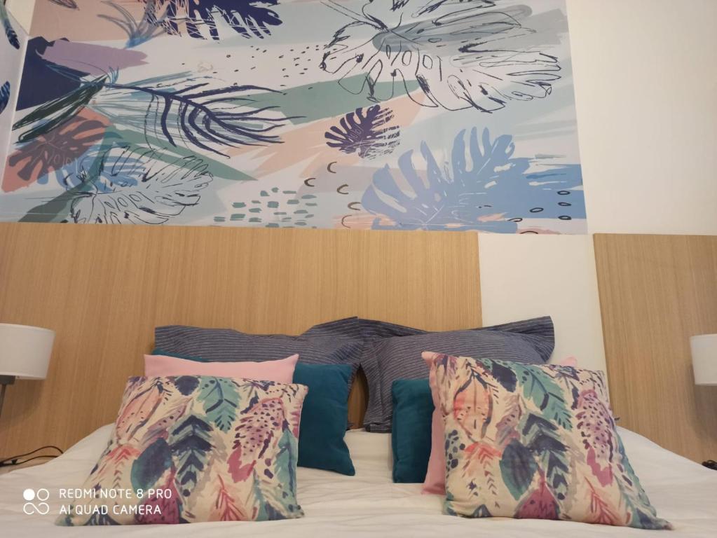 布宜诺斯艾利斯Recoleta Beatiful Apartment III的一间卧室配有一张壁画床