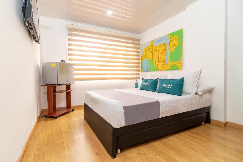 波哥大Ayenda 1032 Titas House的一间卧室配有一张床和一台电视