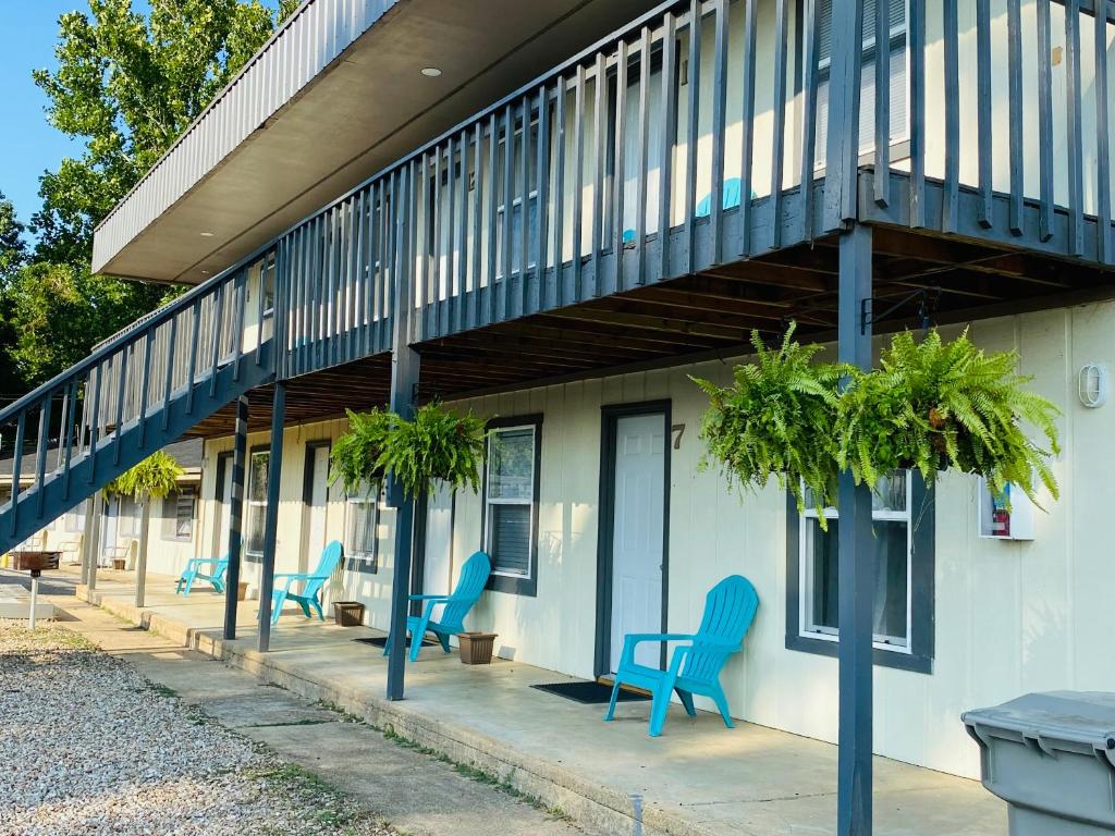 奥沙克湖Rockwood Resort Motel的一群坐在大楼外的蓝色椅子