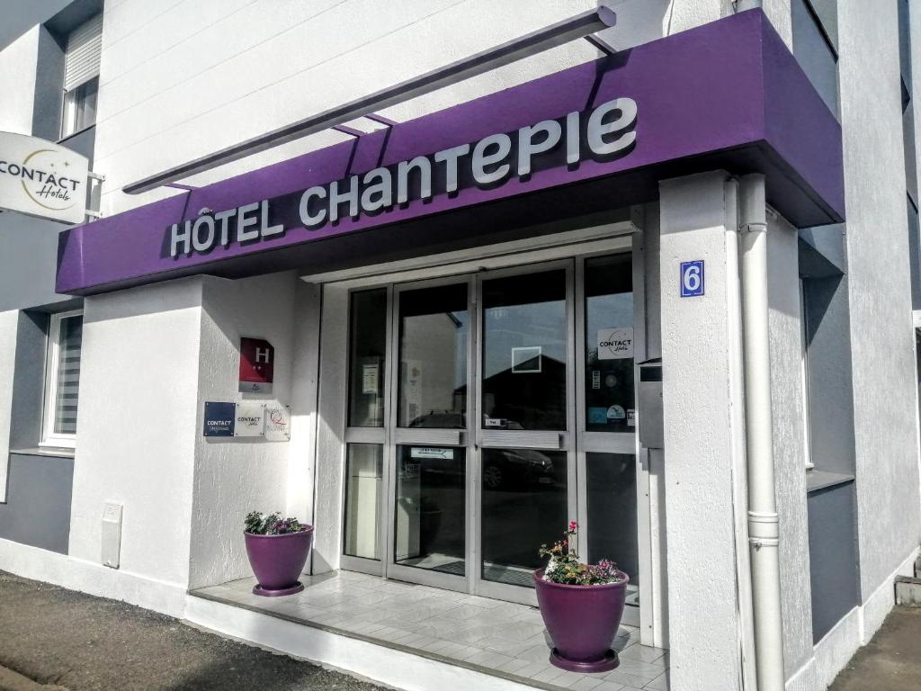 茹埃莱图尔卡特皮酒店的入口处,前面有两株盆栽植物