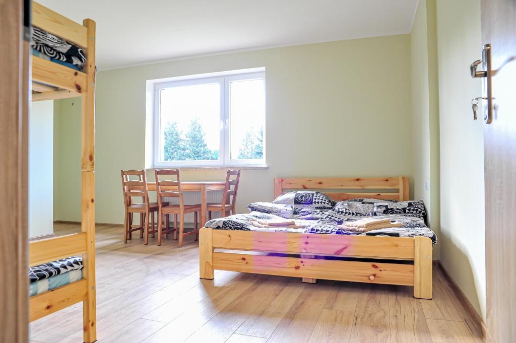 斯诺科Farma Serock的卧室配有一张床和一张桌子及椅子
