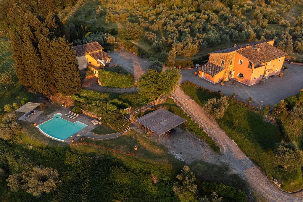 蒙泰卢波菲奥伦蒂诺Il Colle di Sotto的享有带游泳池的房屋的空中景致
