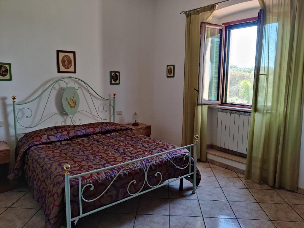 蒙特梅拉诺Affittacamere La Rondinella的一间卧室设有一张床和一个窗口