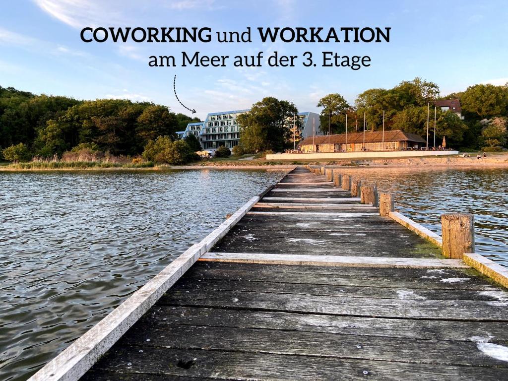 LietzowProject Bay - Workation / CoWorking的一条水体上的走道