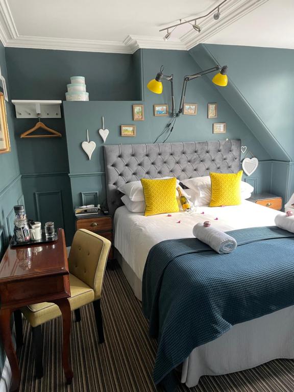 爱丁堡敖彬别墅酒店的一间卧室配有一张床、一张桌子和一把椅子