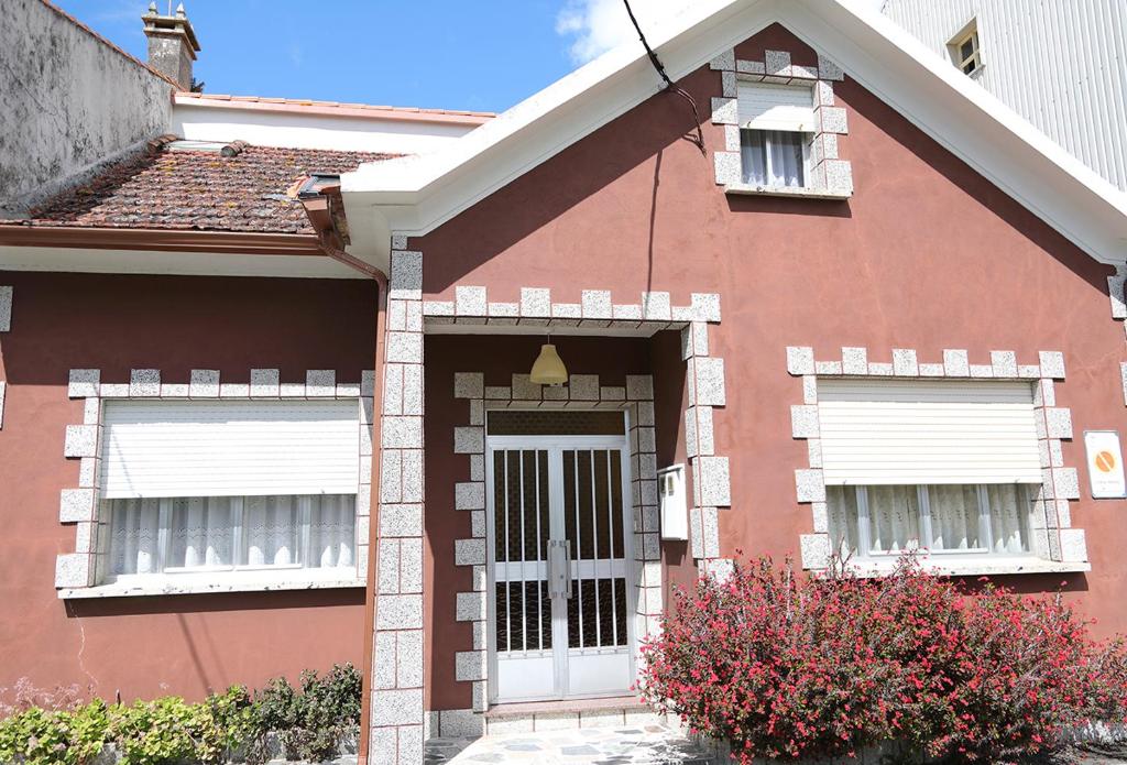 维拉加尔西亚·德·阿劳萨Rosaleda的红色的房子,有两个窗户和白色的门