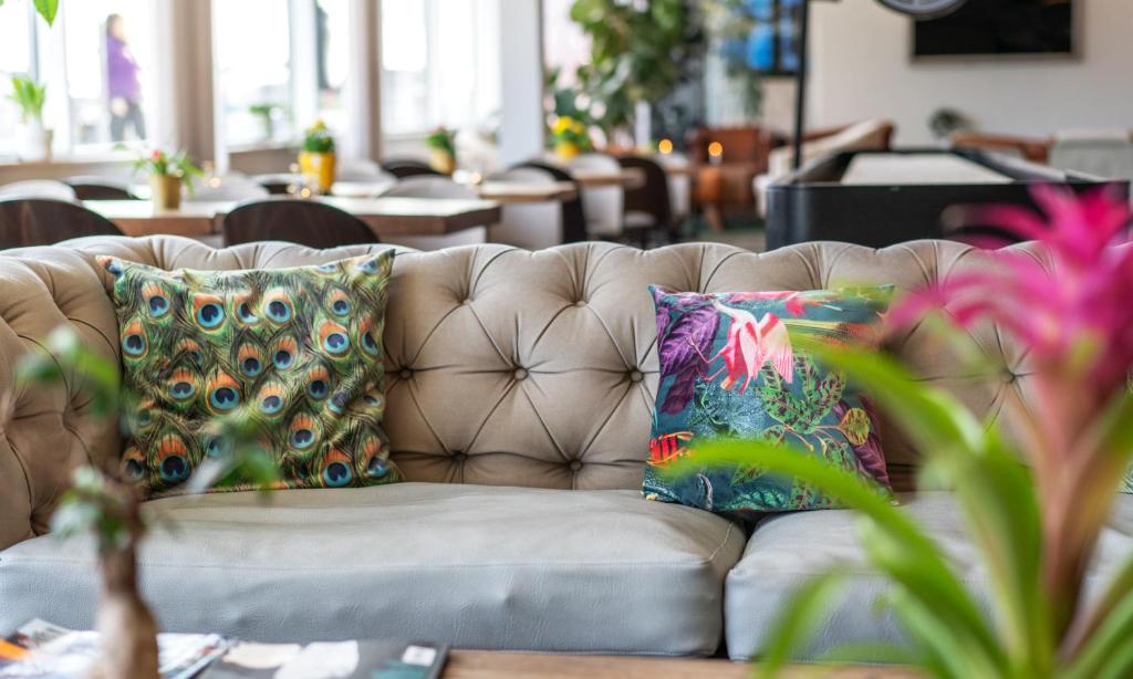 斯德哥尔摩Thon Partner Hotel Kungsbron的一张沙发上配有两个色彩缤纷的枕头