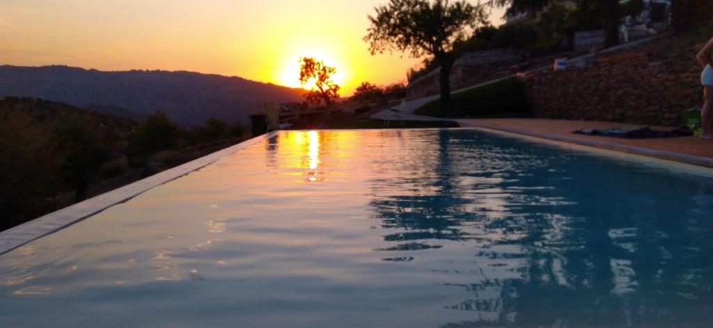 SeixasCasa Nova Velha的一座享有日落美景的游泳池