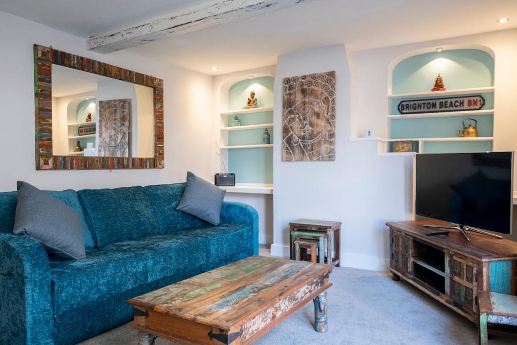 布莱顿霍夫3-bedroom apartment in the heart of Brighton's Lanes的客厅配有蓝色的沙发和茶几
