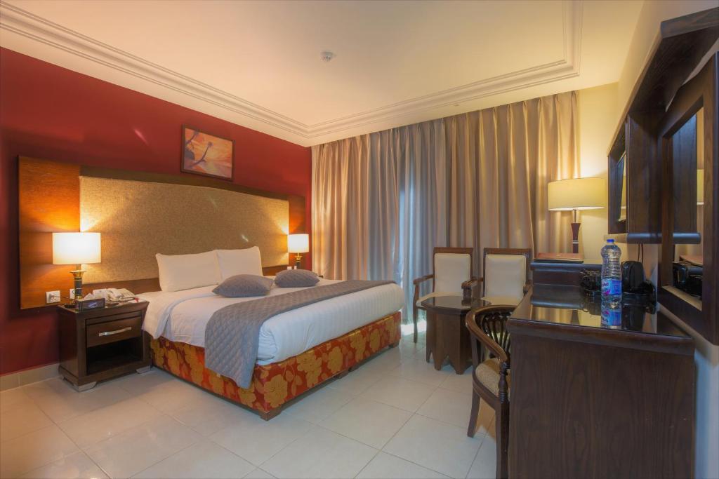 瓦迪穆萨佩特拉月亮酒店的酒店客房配有一张床、一张书桌和一台电视。