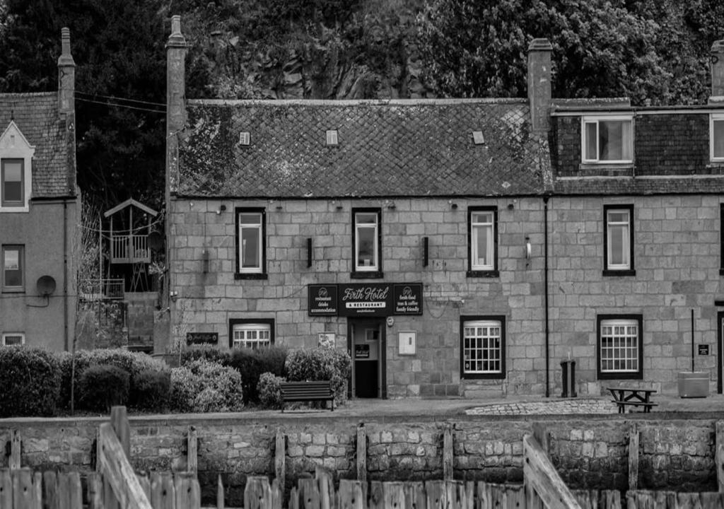 洛西茅斯Firth Hotel & Restaurant的一张黑白的石头建筑照片
