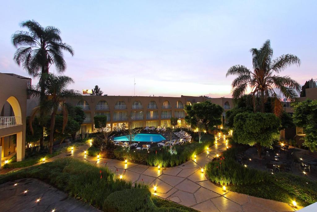 墨西哥城费斯塔客栈酒店的享有建筑的顶部景色,设有庭院和灯