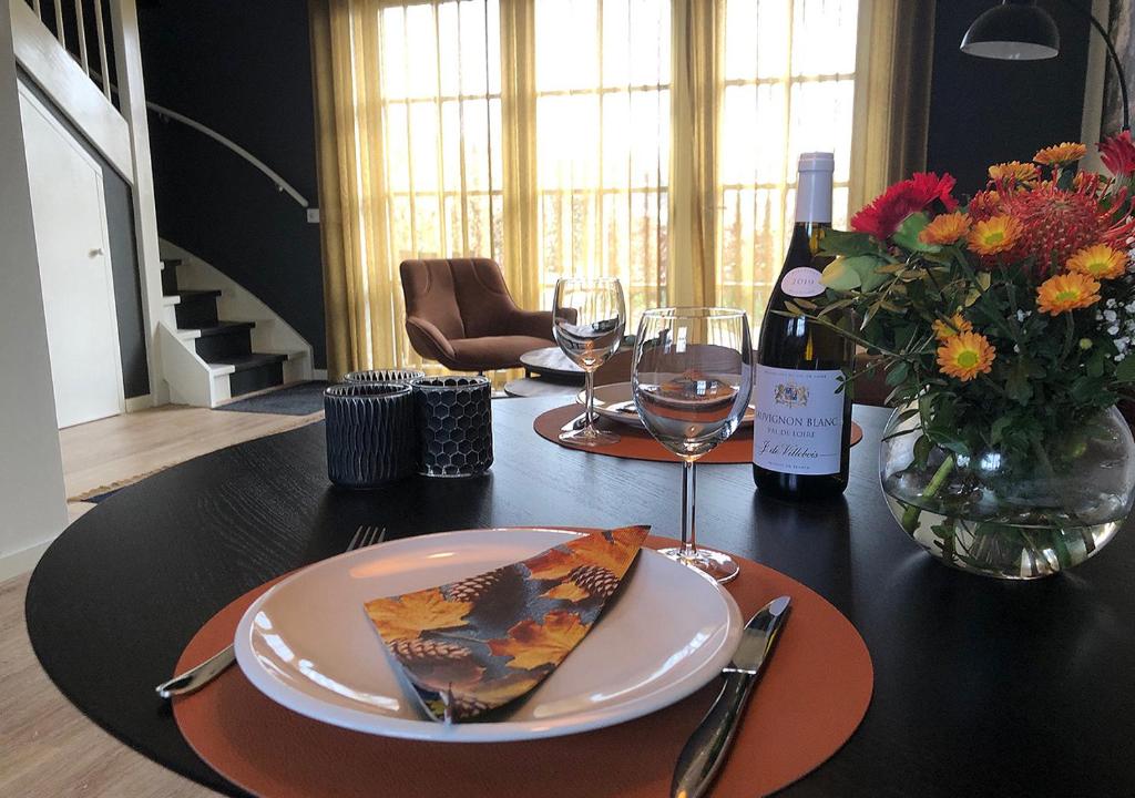 奥门Erf Hesse - holiday home的一张桌子,上面放着一盘食物和一瓶葡萄酒