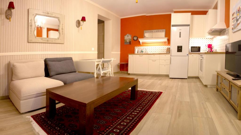 雅典Αcacia House - Fully Equipped Apartment in Glyfada的客厅配有沙发和桌子