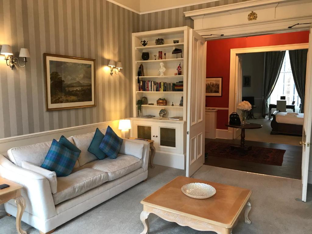 爱丁堡Escape To Edinburgh @ Albyn Place的客厅配有沙发和桌子