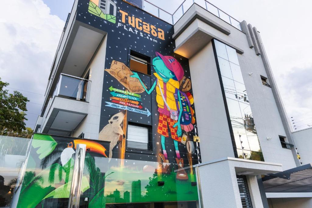 伊瓜苏TuCasa Flats - Viva uma experiência de morador!的一面有壁画的建筑