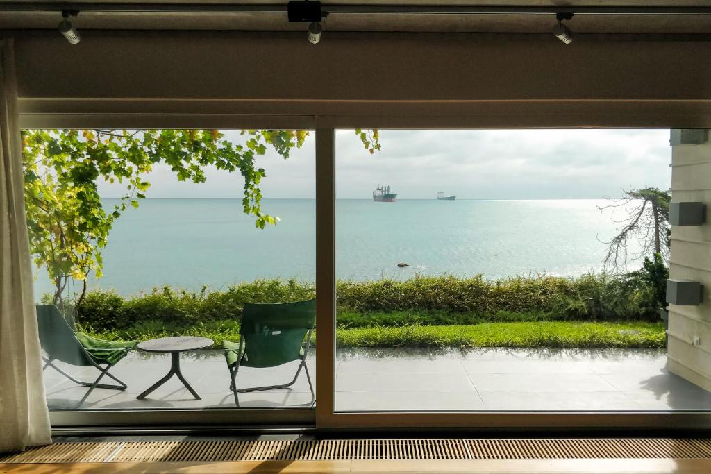 瓦尔纳Beach Villa Varna - cosiness 4 meters from the sea的从房子的窗户欣赏到海景