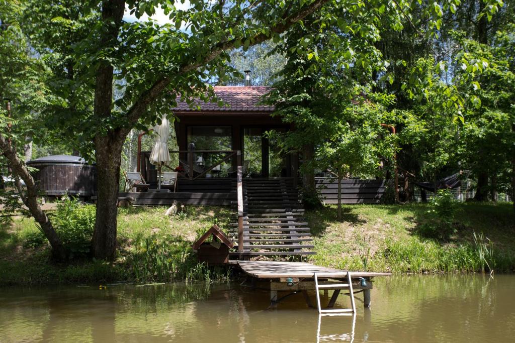 AnnasAnnas Dzirnavas的河边的房子