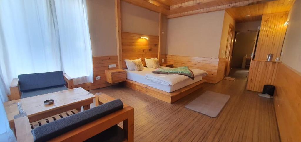 吉布Hidab Homes的一间卧室配有一张床和一个沙发